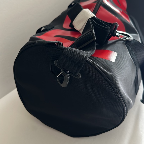 POLO RALPH LAUREN || The Polo Red Duffle Bag. - Picture 4 of 8